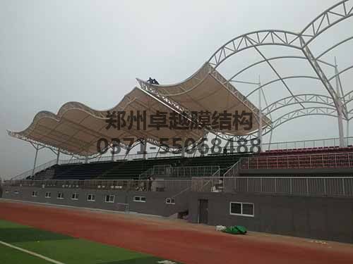 安裝膜結(jié)構(gòu)具有一定危險性，需做好安全措施