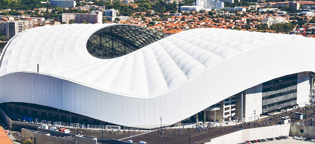 <font color='red'>膜結(jié)構(gòu)停車(chē)棚</font>結(jié)合了玻璃纖維和PTFE的優(yōu)點(diǎn)